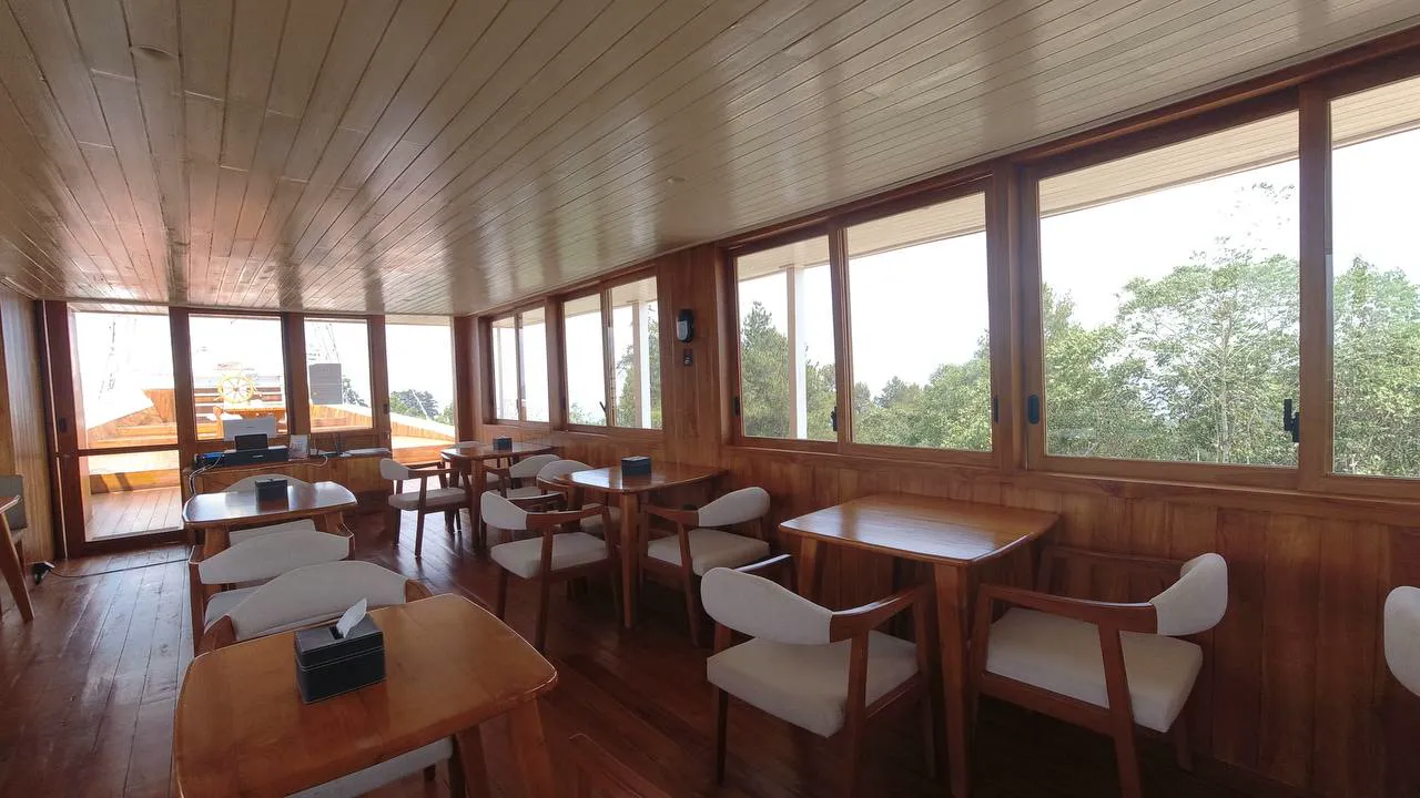 Resto di dalam Bahtera Nuh dengan jendela lebar ke arah pegunungan